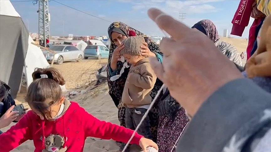 Gazzeli çocukların Şinaz teyzeleri, yıpranmış iplerden ördüğü berelerle küçük bedenleri ısıtmaya çalışıyor