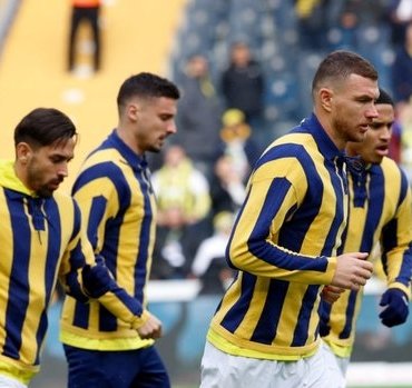 Fenerbahçe karşılaşma öncesi özel formalarla ısındı!