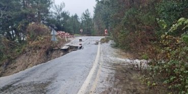 Kastamonu’da heyelan nedeniyle kayan yolda çalışma yürütülüyor