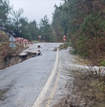 Kastamonu’da heyelan nedeniyle kayan yolda çalışma yürütülüyor