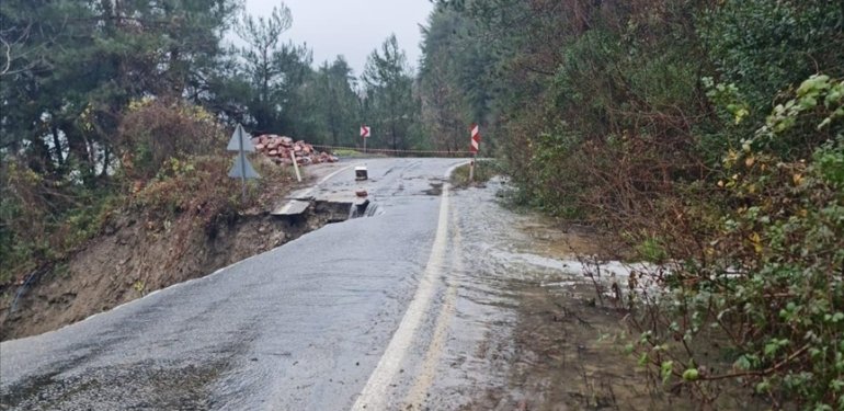Kastamonu’da heyelan nedeniyle kayan yolda çalışma yürütülüyor