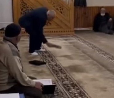 Kur’an-ı Kerim’i 3 kez öptü, ayağı ile bastı: Gözaltına alındı