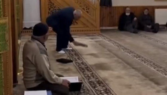 Kur’an-ı Kerim’i 3 kez öptü, ayağı ile bastı: Gözaltına alındı