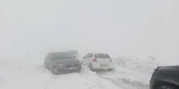 Kar ve tipi geçit vermedi! 22 araçta mahsur kalan 70 kişi kurtarıldı
