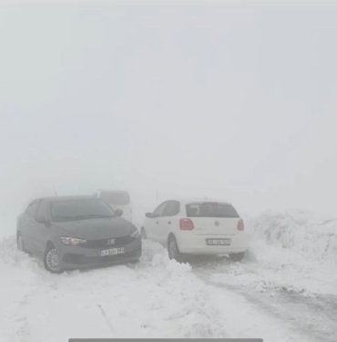 Kar ve tipi geçit vermedi! 22 araçta mahsur kalan 70 kişi kurtarıldı