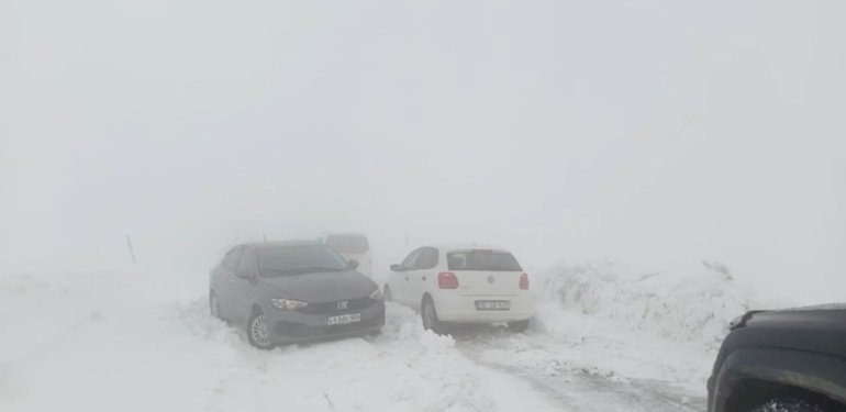 Kar ve tipi geçit vermedi! 22 araçta mahsur kalan 70 kişi kurtarıldı