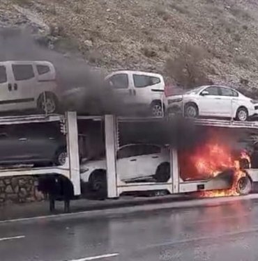 Mersin’de araç yüklü TIR’da yangın çıktı