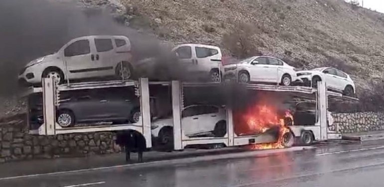 Mersin’de araç yüklü TIR’da yangın çıktı