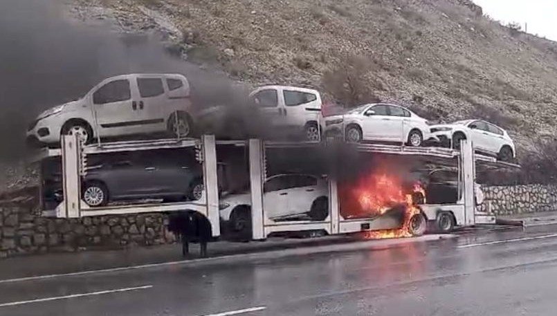 Mersin’de araç yüklü TIR’da yangın çıktı