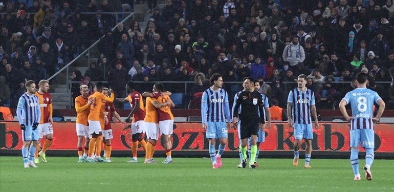 Galatasaray, Trabzon’da zirveyle puan farkını kapadı