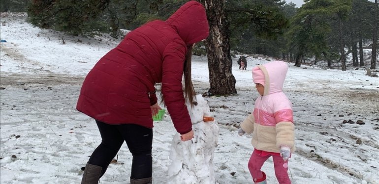 Hafta sonunu fırsat bilen vatandaşlar yoğun kar yağan Kazdağları’na akın etti