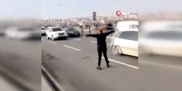 Unkapanı Köprüsü’nde kedi için trafiği durduran kadın kamerada