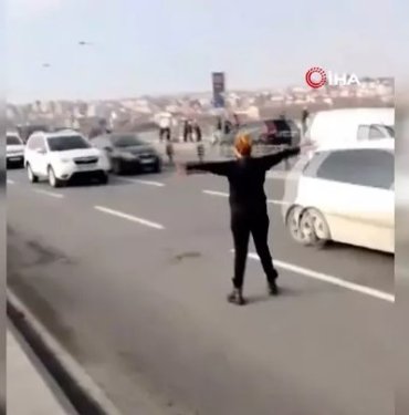 Unkapanı Köprüsü’nde kedi için trafiği durduran kadın kamerada