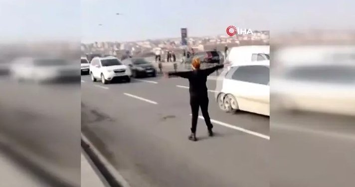 Unkapanı Köprüsü’nde kedi için trafiği durduran kadın kamerada