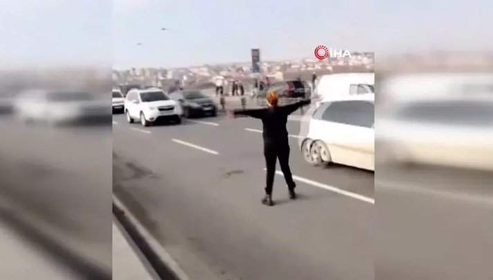 Unkapanı Köprüsü’nde kedi için trafiği durduran kadın kamerada