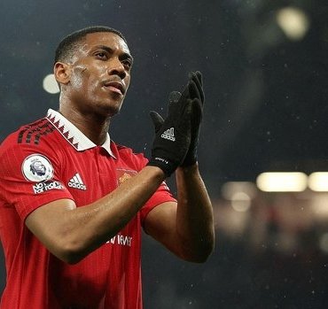 Martial ManU’da kalacak