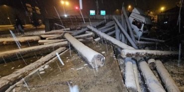 Tokat’ta tomruk yüklü TIR devrildi: Çevre yolu ulaşıma açıldı