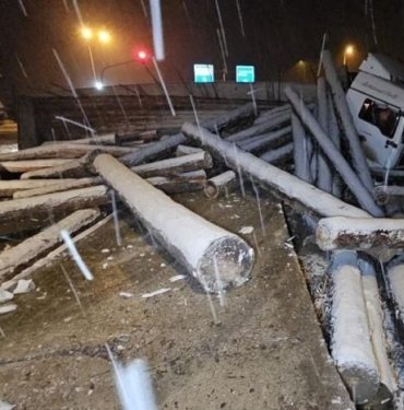 Tokat’ta tomruk yüklü TIR devrildi: Çevre yolu ulaşıma açıldı