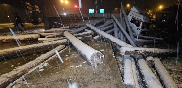 Tokat’ta tomruk yüklü TIR devrildi: Çevre yolu ulaşıma açıldı