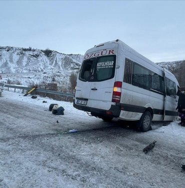 Sivas’ta yolcu minibüsü ile hafif ticari aracın çarpıştığı kazada 16 kişi yaralandı