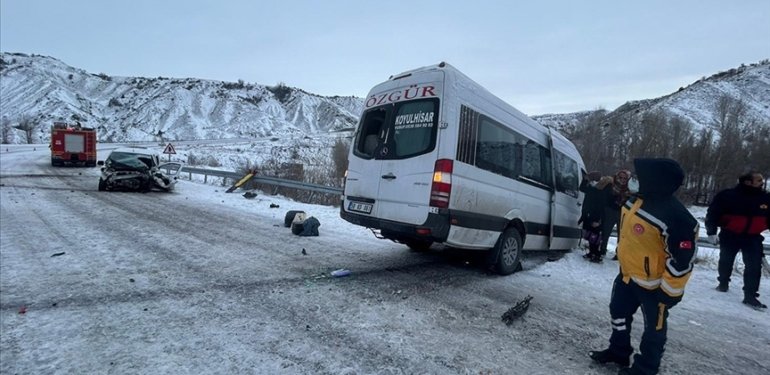 Sivas’ta yolcu minibüsü ile hafif ticari aracın çarpıştığı kazada 16 kişi yaralandı