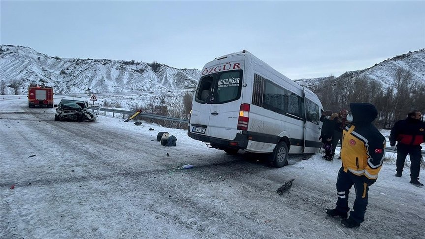 Sivas’ta yolcu minibüsü ile hafif ticari aracın çarpıştığı kazada 16 kişi yaralandı