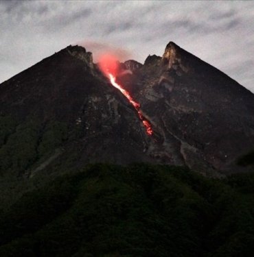 Endonezya’da Merapi Yanardağı yeniden patladı, başka yanardağlar da faaliyete geçti
