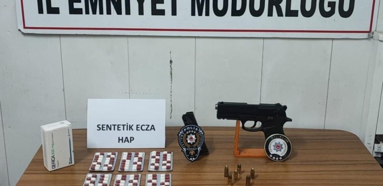 ‘Dur’ ihtarına uymayarak kaçan 2 motosikletli uyuşturucu ve silahla yakalandı