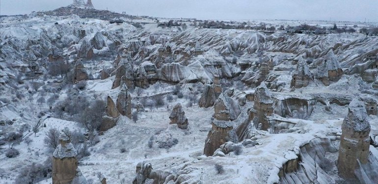 Kapadokya’nın manzarasına kar güzelliği eklendi