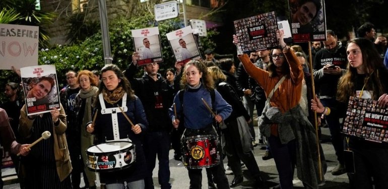 Gazze’deki rehinelerin ailelerinden Netanyahu’nun evinin önünde  protesto