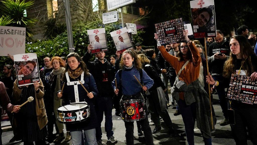 Gazze’deki rehinelerin ailelerinden Netanyahu’nun evinin önünde  protesto