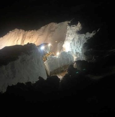 Yüksekova’da 7 metreyi aşan kar tünelleri