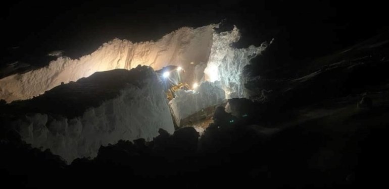Yüksekova’da 7 metreyi aşan kar tünelleri