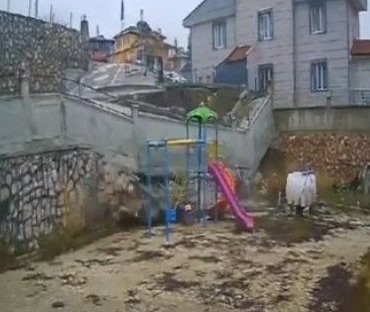 Tokat’ta faciadan dönüldü: Parkta istinat duvarı böyle yıkıldı