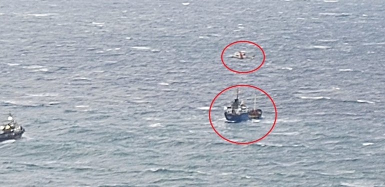 Denizde can pazarı: Sürüklenen geminin mürettebatı helikopterle kurtarıldı