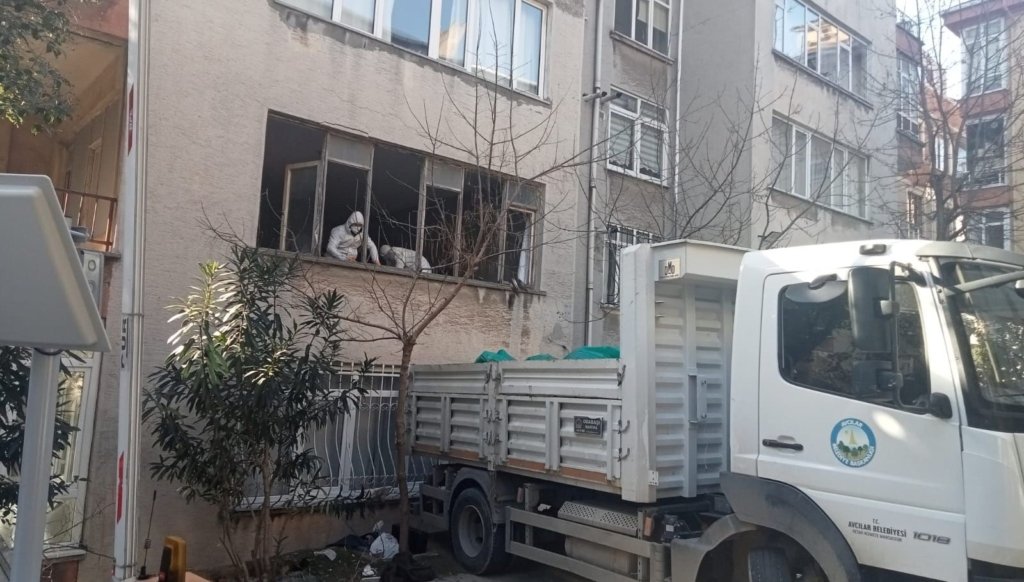 Emekli öğretmenin cesedi bulunduğu evden 10 kamyonet çöp çıktı