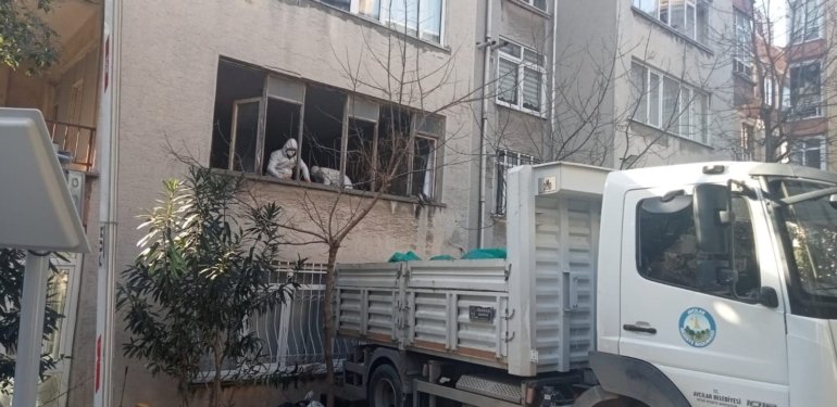 Emekli öğretmenin cesedi bulunduğu evden 10 kamyonet çöp çıktı