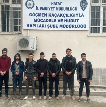 Dur ihtarına uymayan araçta 12 kaçak yakalandı