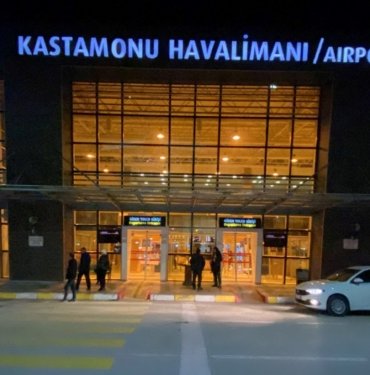 Umre kafilesini taşıyan uçakta şüpheli paket alarmı