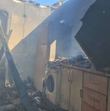 Elektrik kontağından çıkan yangında ev kül oldu