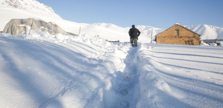 Van’da 53 yerleşim yerinin yolu ulaşıma kapandı