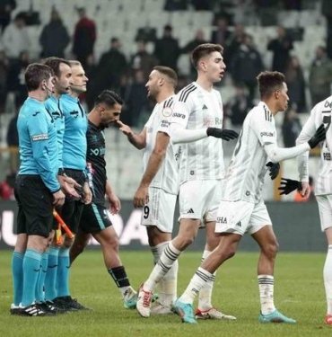Siyah-Beyazlılar 10 kişi Adana Demirspor karşısında kaybettiği 2 puan sonrası olay yorum! “Beşiktaş çok ağır hasta”