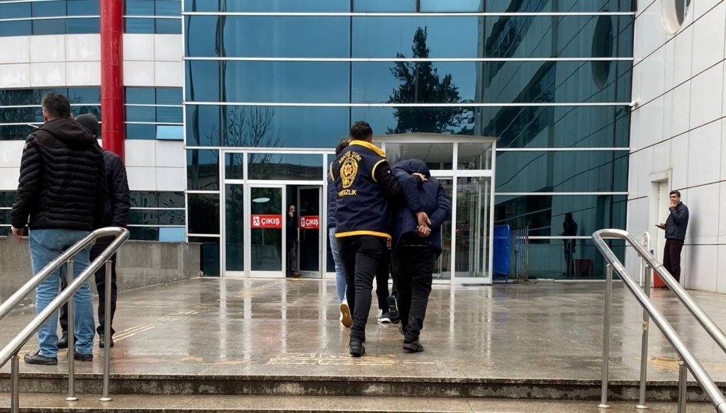 Evden hırsızlık şüphelisi 2 kişi tutuklandı