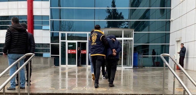 Evden hırsızlık şüphelisi 2 kişi tutuklandı
