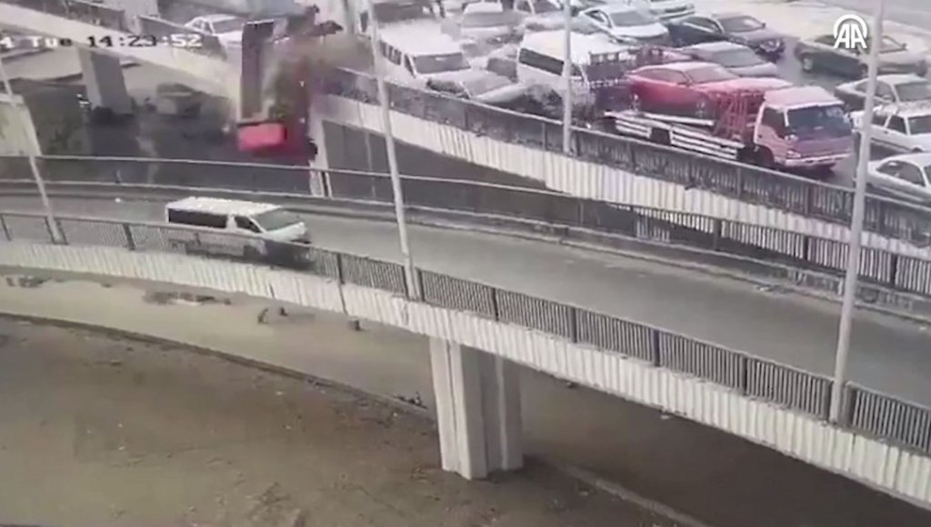 Mısır’da bir kamyon seyir halindeki araçları köprüden aşağı düşürdü