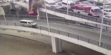 Mısır’da bir kamyon seyir halindeki araçları köprüden aşağı düşürdü