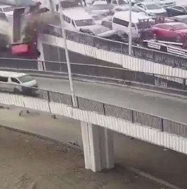 Mısır’da bir kamyon seyir halindeki araçları köprüden aşağı düşürdü