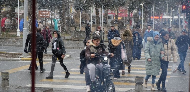 Erzincan’da kar yağışı