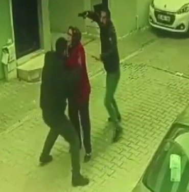 Silahlı kavgada sokaktaki kadını kalkan olarak kullandı