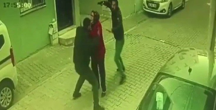 Silahlı kavgada sokaktaki kadını kalkan olarak kullandı